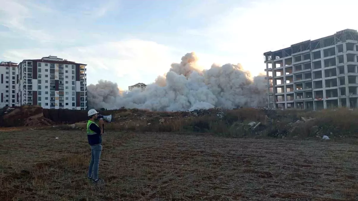 Malatya\'da ağır hasarlı yüksek katlı binalar patlayıcı ile yıkılıyor