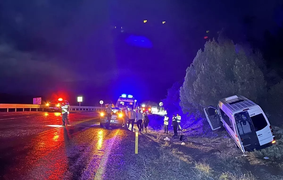 Antalya\'da minibüs kaza yaptı: 6 turist yaralandı