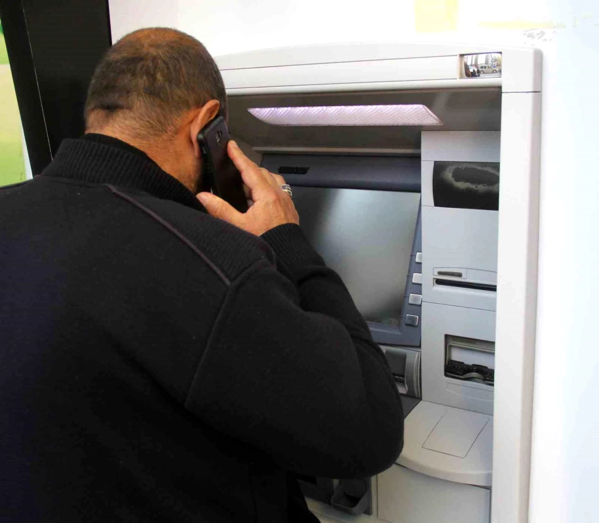 Erzincan\'da Arızalı Vakıfbank ATM\'si Vatandaşların İsyanına Neden Oluyor