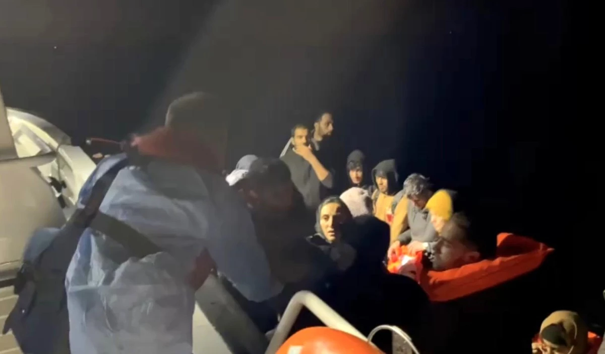 Yunan Sahil Güvenlik Ekipleri Tarafından Geri İtilen 47 Kaçak Göçmen Kurtarıldı