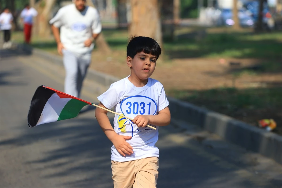 Bağdat\'ta yetim çocuklar Gazze\'yle dayanışma için koştu