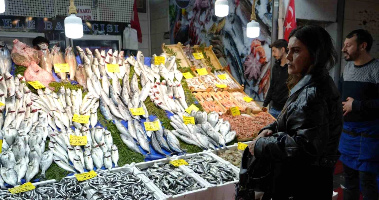 İstanbul\'da Balık Tezgahlarında Bolluk ve Düşen Fiyatlar