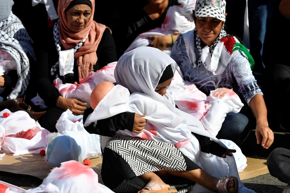 Beyrut\'ta İsrail saldırısında ölen Gazzeli çocuklar için dayanışma gösterisi