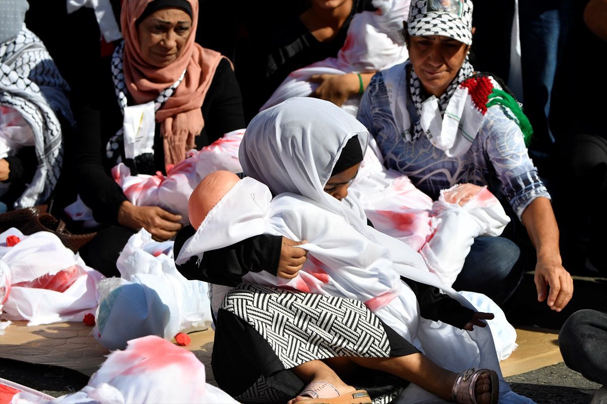 Beyrut\'ta İsrail saldırısında ölen Gazzeli çocuklar için dayanışma gösterisi