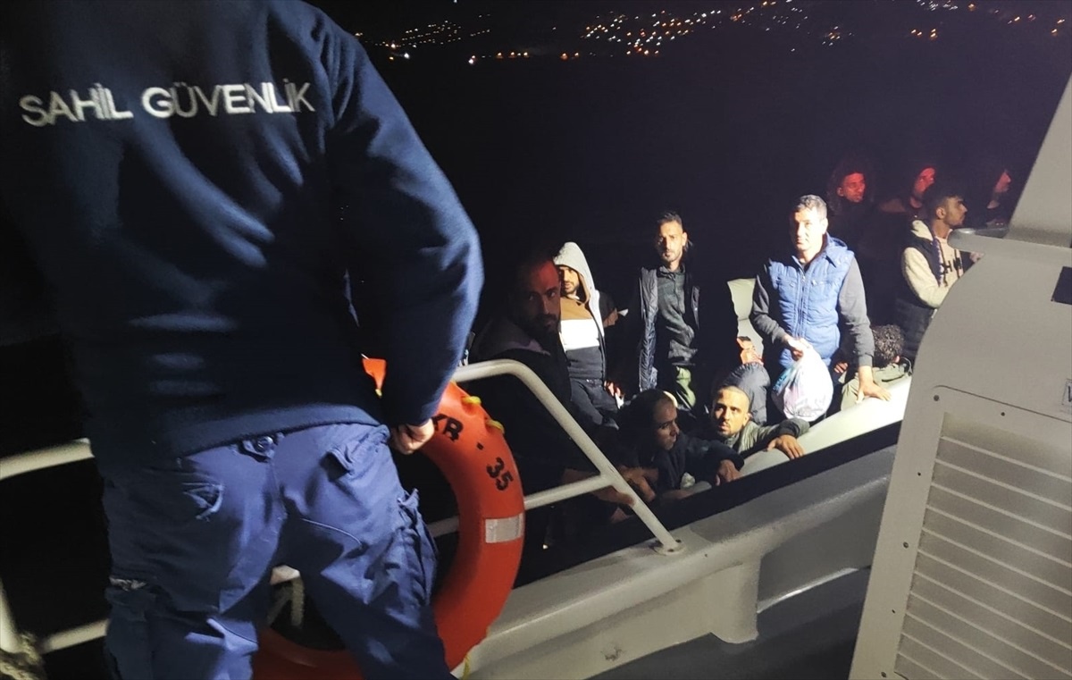 Yunanistan unsurlarınca Türk kara sularına itilen lastik bottaki 26 düzensiz göçmen kurtarıldı