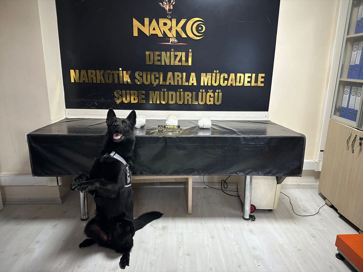 Denizli\'de Otomobilde Uyuşturucu Ele Geçirildi, 2 Şüpheli Tutuklandı