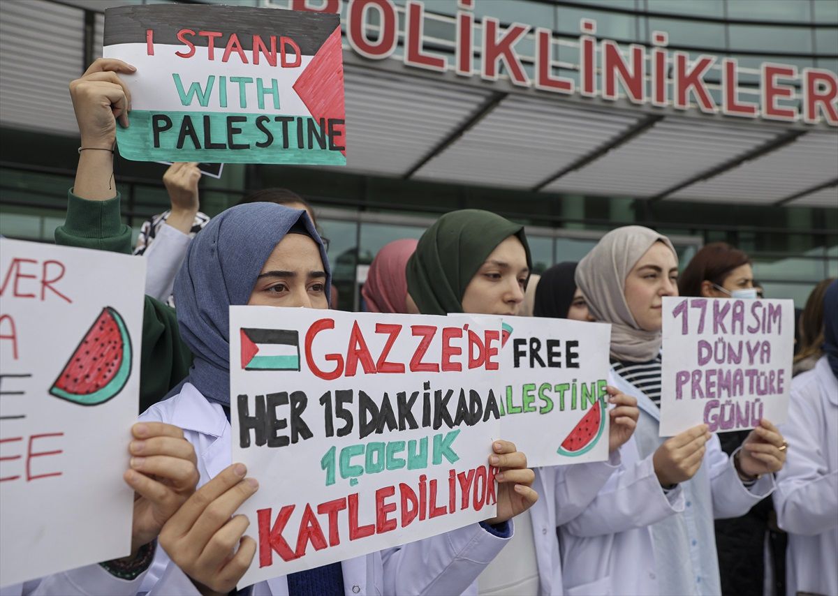 İstanbul\'daki doktorlar İsrail\'in Gazze saldırılarına dikkat çekti