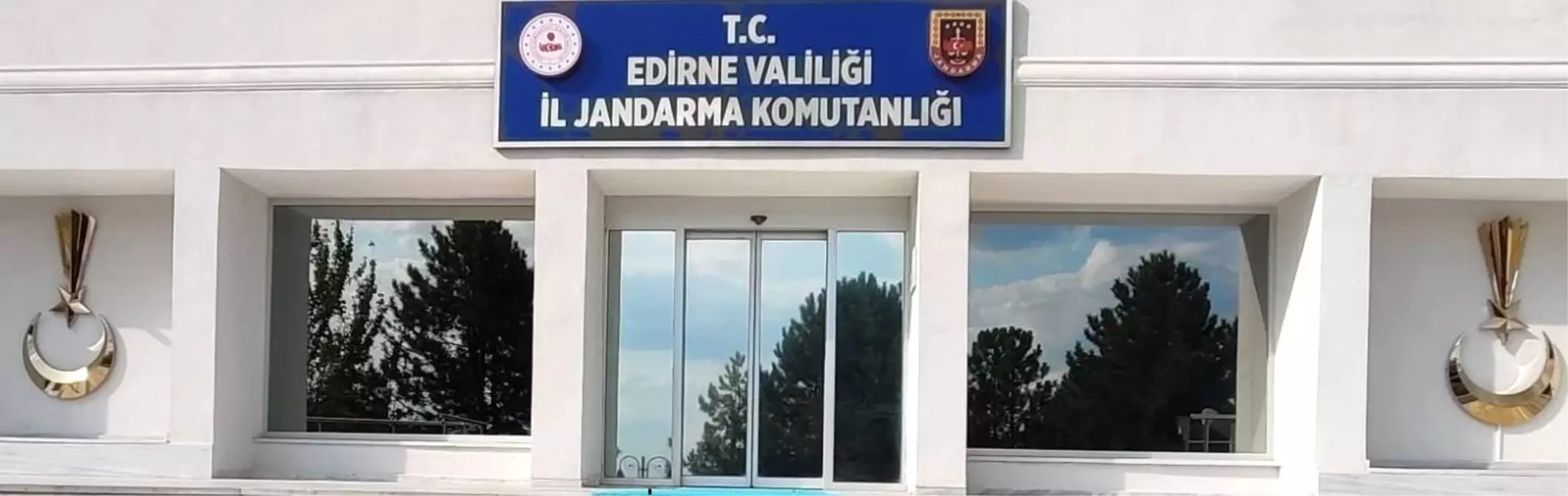 Edirne\'de 327 göçmen ve 8 insan kaçakçısı yakalandı