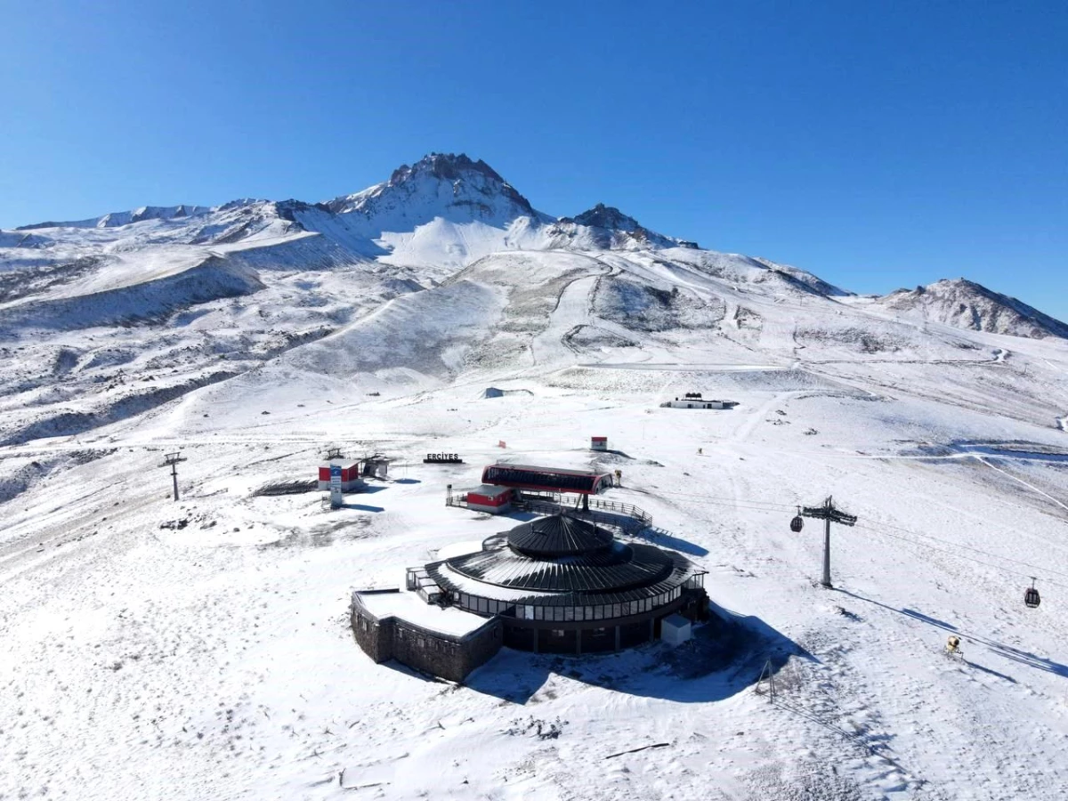 Erciyes Kayak Merkezi\'nde Kar Yağışı Etkili Oldu