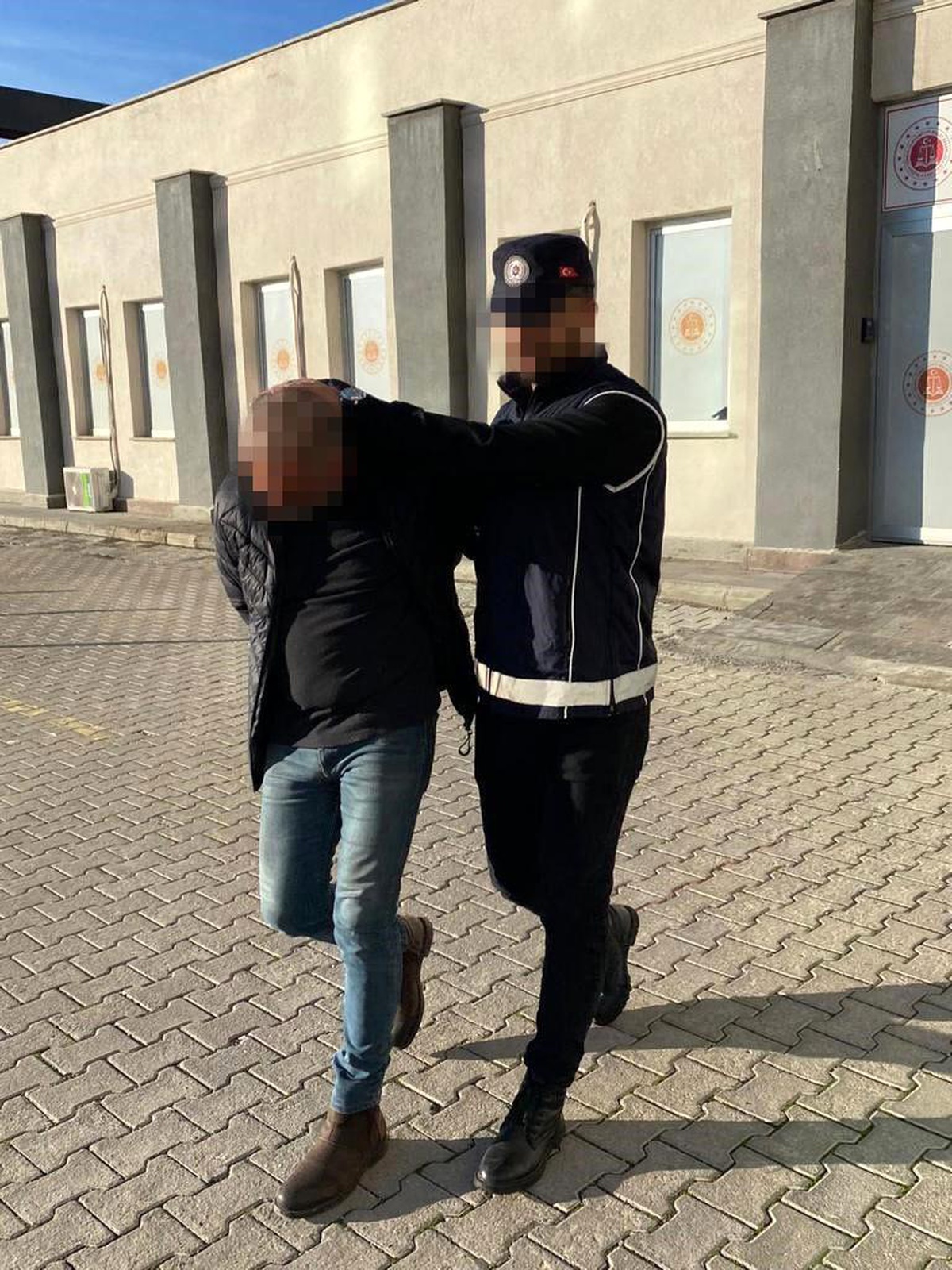 Erzincan\'da Afganistan uyruklu 4 kaçak göçmen yakalandı, araç sürücüsü tutuklandı