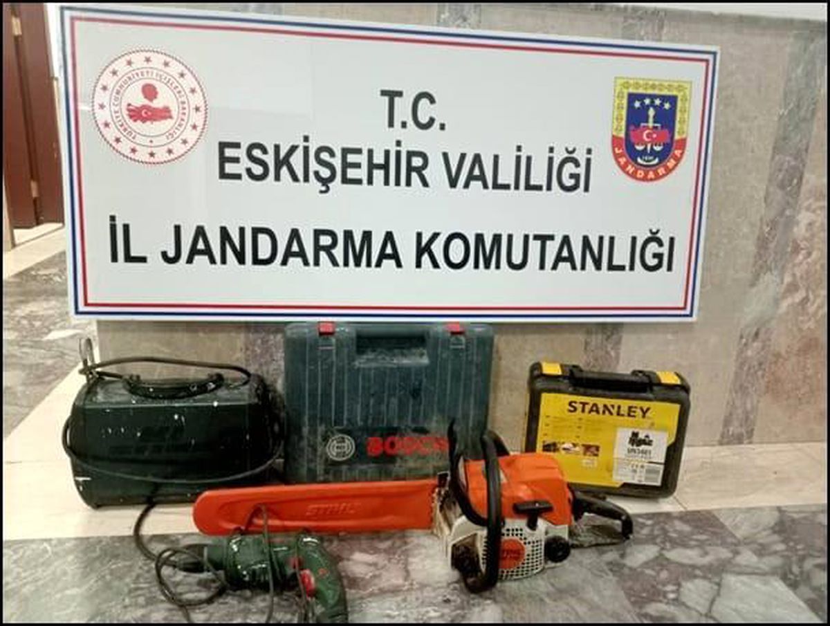 Eskişehir\'de Evden Hırsızlık Yapan Şüpheliler Yakalandı