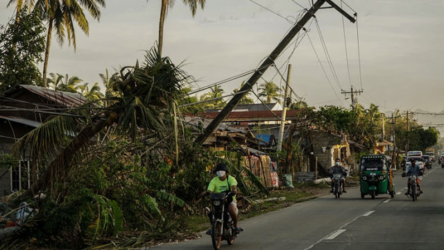 Filipinler'de 6.8 büyüklüğündeki deprem anı kameraya yansıdı