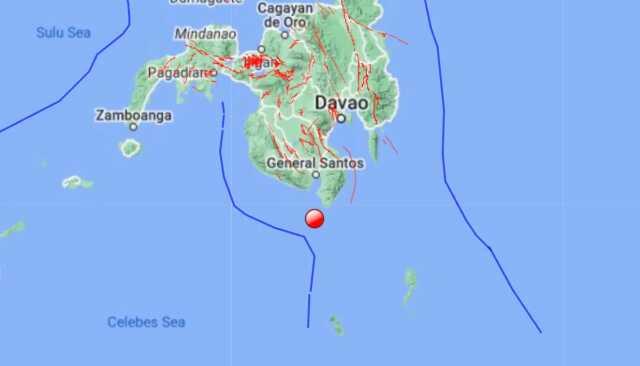 Filipinler'de 6.8 büyüklüğündeki deprem anı kameraya yansıdı