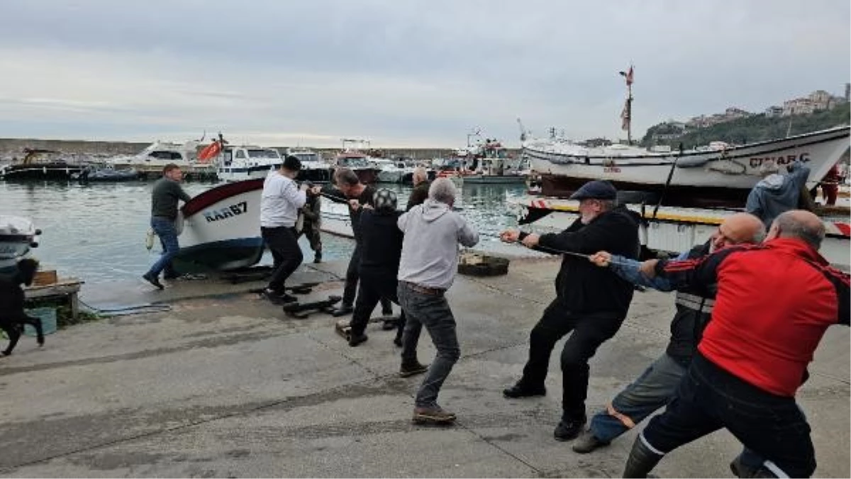 Zonguldak\'ta Fırtına Uyarısı: Balıkçılar Kayıklarını Karaya Çekti