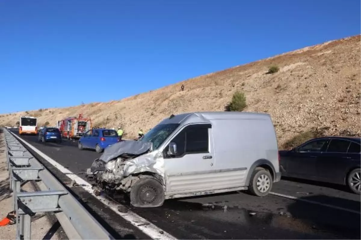 Gaziantep'te arıza yapan otomobile çarpan araçlar, yangına neden oldu: 1 ölü, 6 yaralı