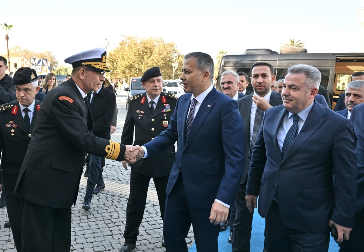 İçişleri Bakanı Ali Yerlikaya, İzmir Valiliğine ziyarette bulundu