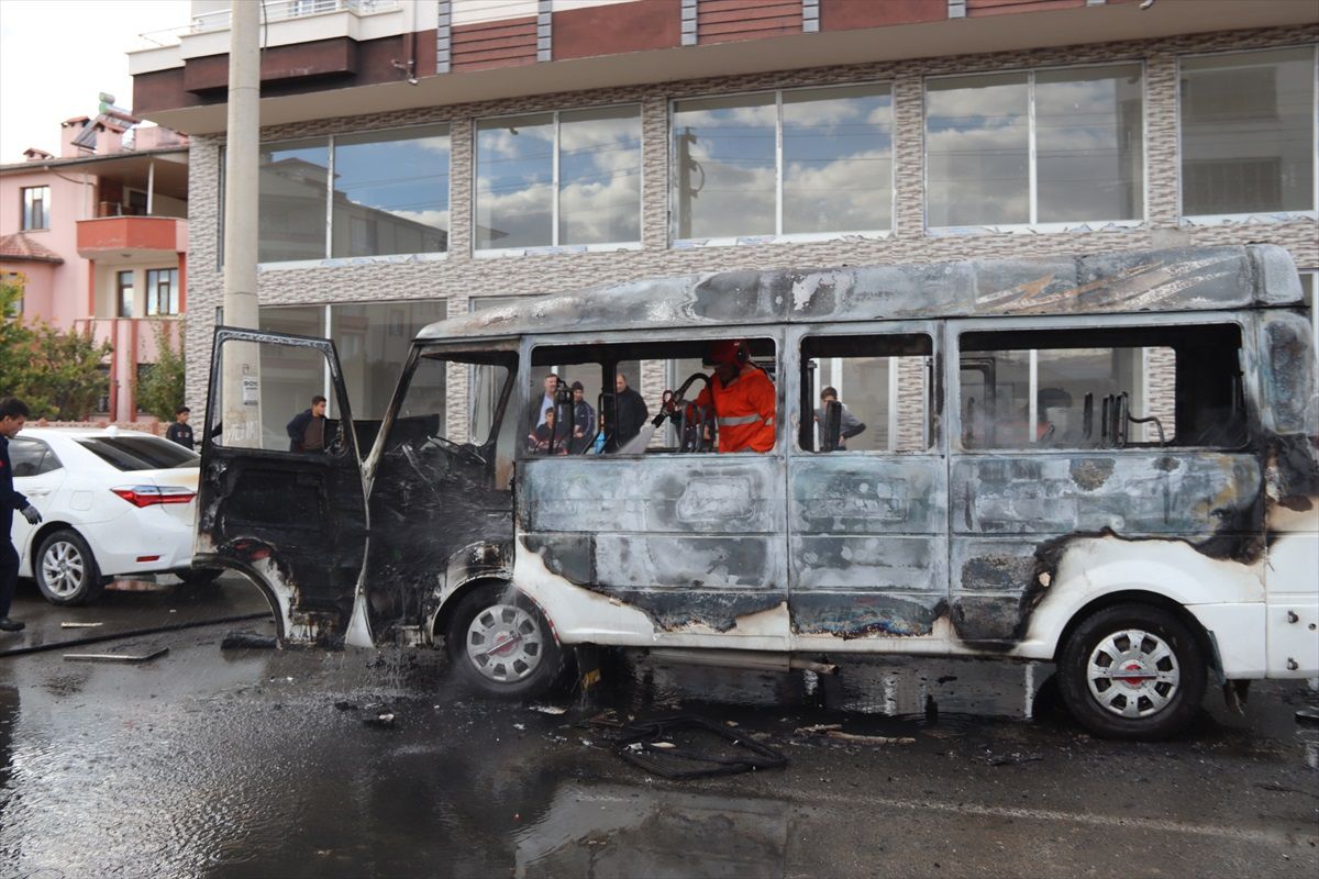 Iğdır\'da seyir halindeki minibüs yanarak kullanılamaz hale geldi