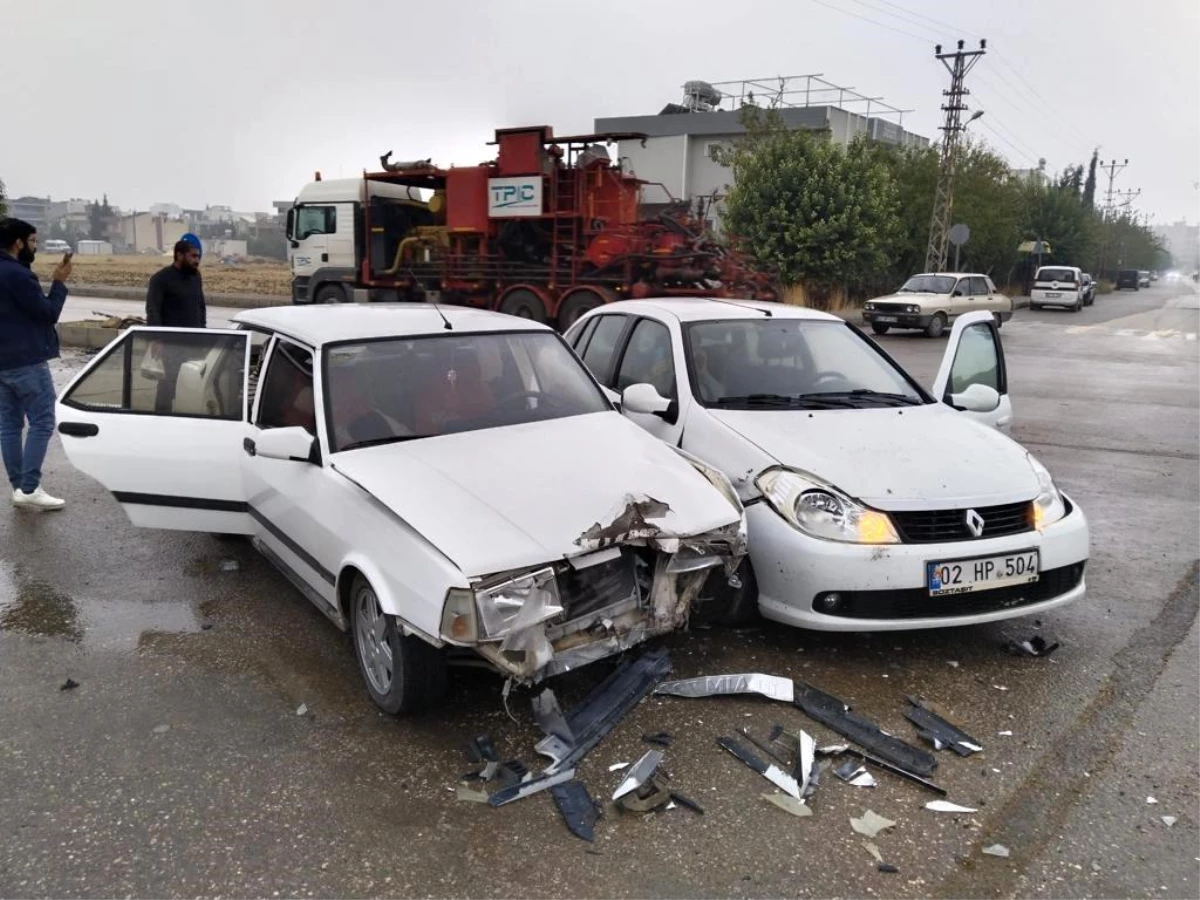 Adıyaman\'da Otomobil Kazası: 3 Kişi Yaralandı
