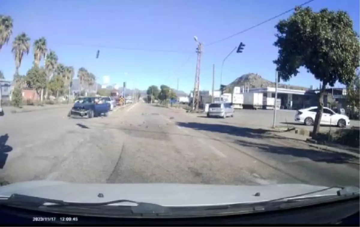 Kozan'da kavşakta kaza: 2 kişi yaralandı