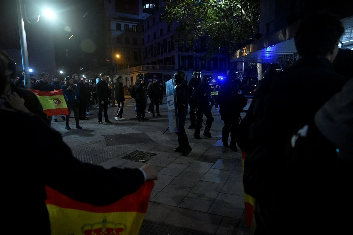 İspanya\'da Sağcı Grupların PSOE Protestosu Olaylı Sonuçlandı