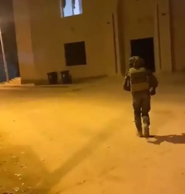 Während des Gebetsrufs werfen israelische Soldaten eine Blendgranate in eine Moschee im Westjordanland