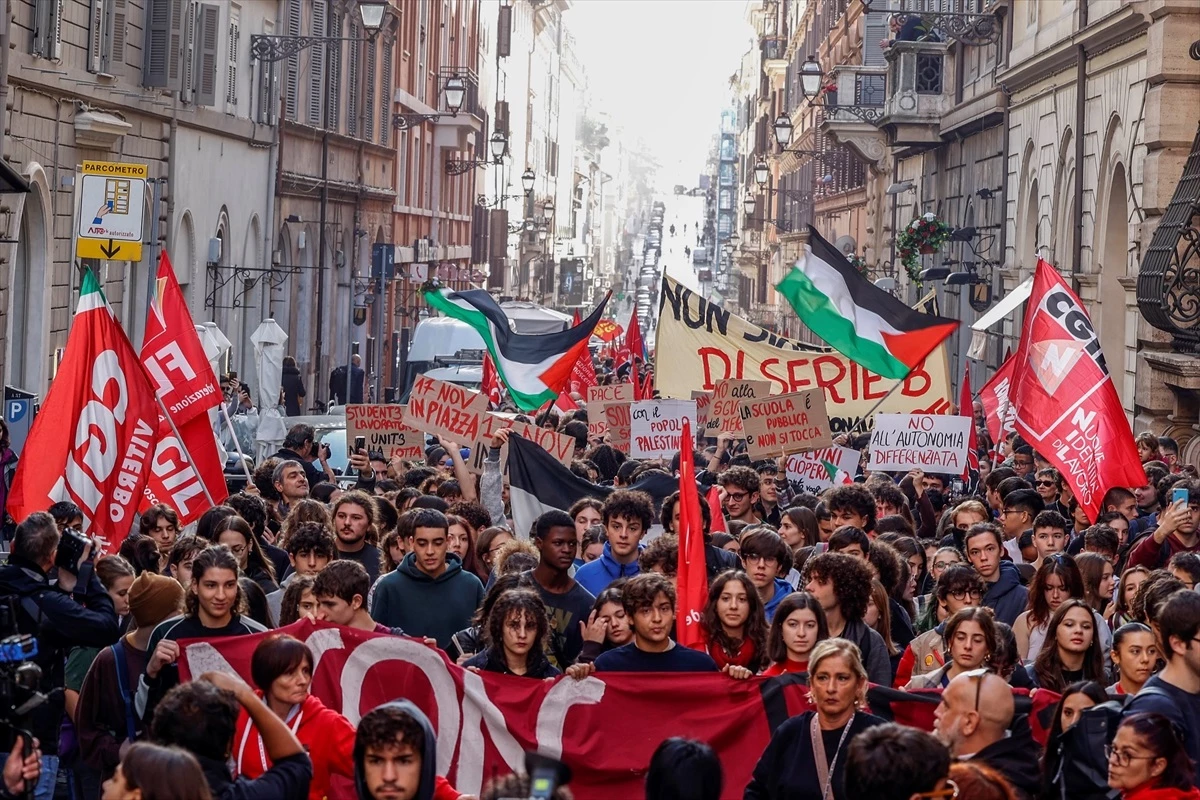 İtalya\'da Sağ Koalisyon Hükümetinin Bütçe Planı Protesto Edildi