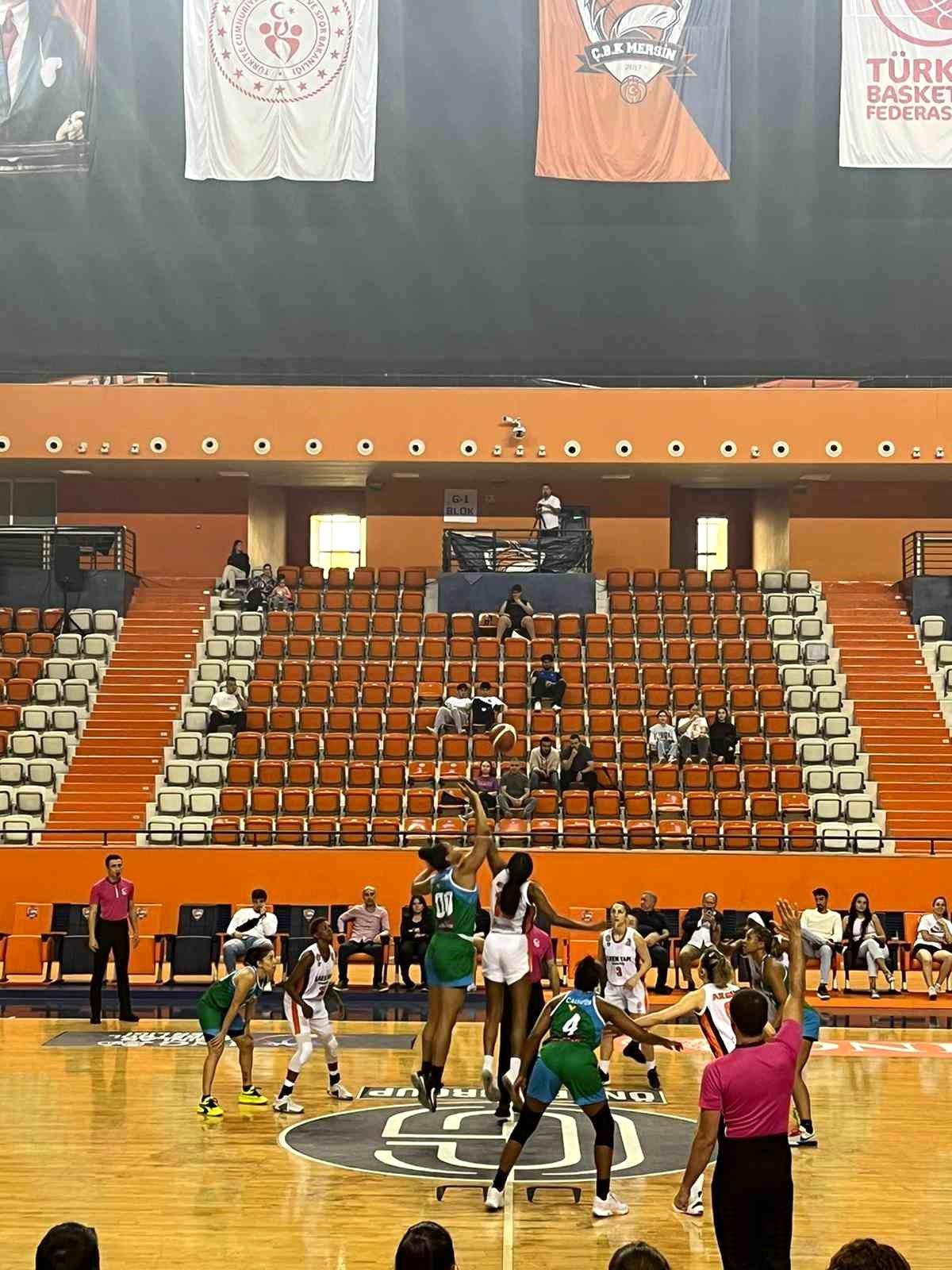 İzmit Belediyespor, İlkem Yapı Tarsus Spor\'u mağlup ederek zirveye yaklaştı