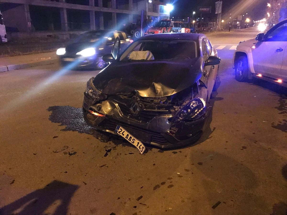 Kars\'ta Otomobil Çarpışması: 4 Yaralı