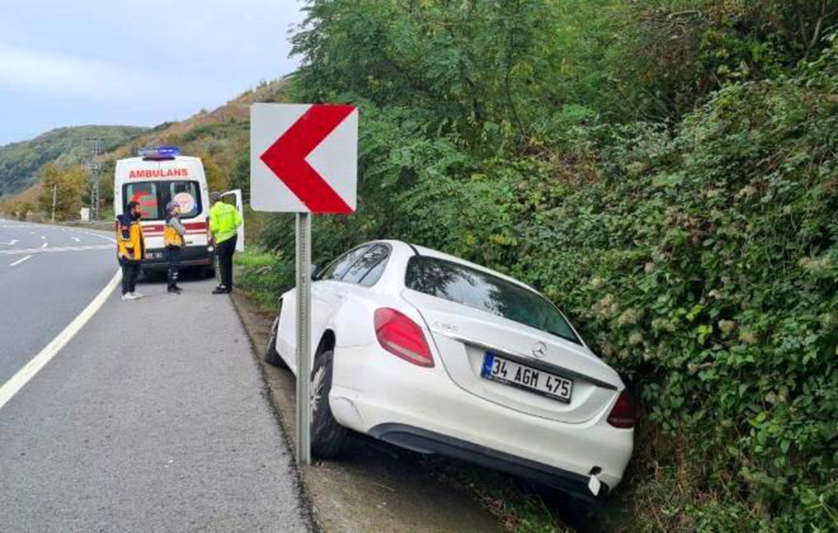 Zonguldak\'ta Lüks Araç Su Kanalına Girdi, Sürücü Olay Yerinden Kaçtı