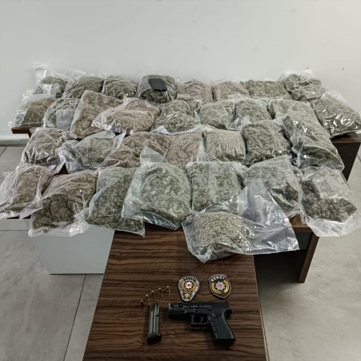 Antalya Kepez\'te 17 Kilogram Esrar Ele Geçirildi