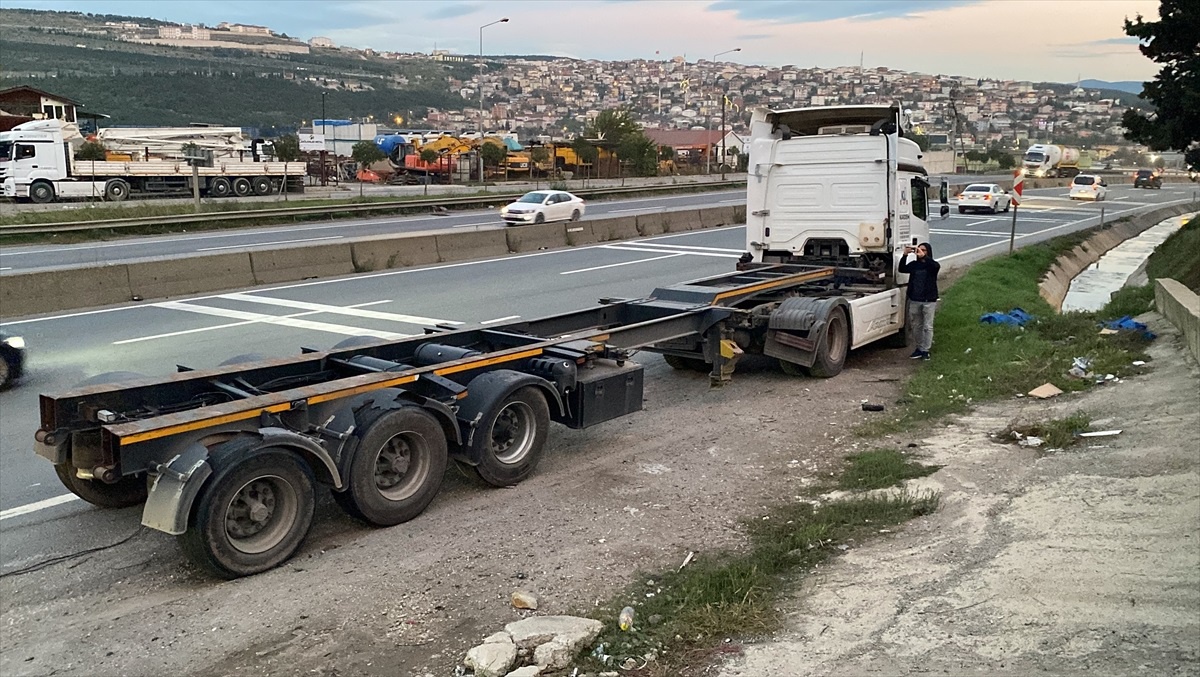D-100 Kara Yolunda Konteyner Düştü, Ulaşımda Aksamalar Yaşandı