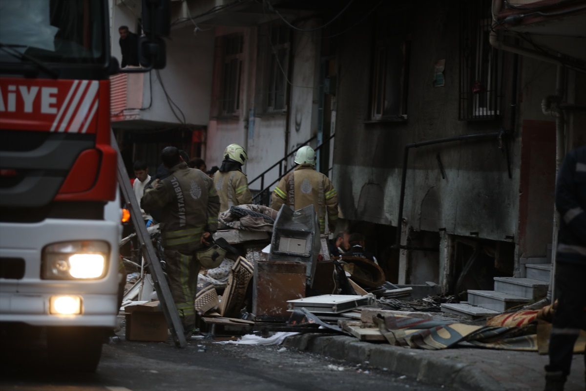 İstanbul Valiliği, Küçükçekmece\'de bir binada meydana gelen patlamada 1 kişinin hayatını kaybettiğini, 5 kişinin yaralandığını açıkladı.