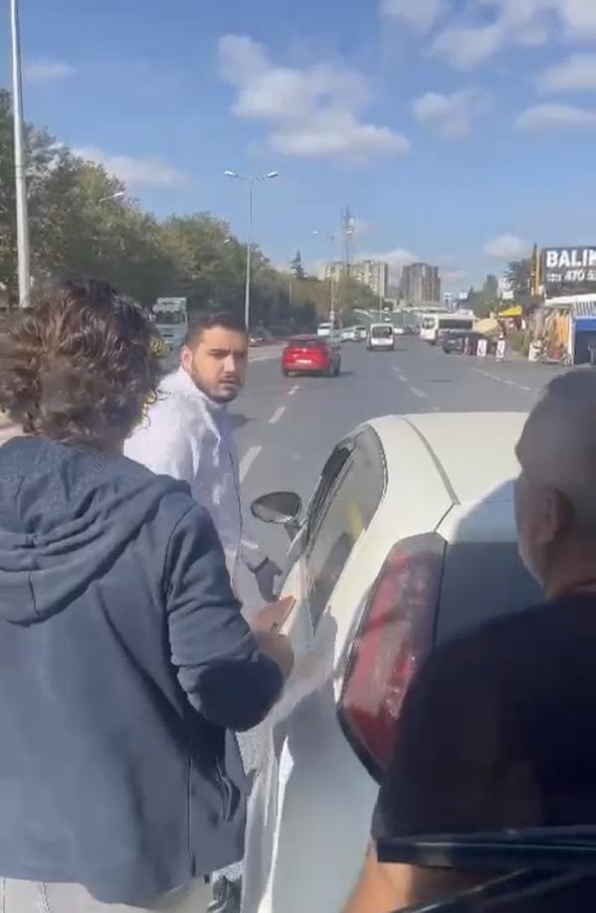 KÜÇÜKÇEKMECE\'de İETT Otobüsü Şoförü ile Sürücü Arasında Tartışma