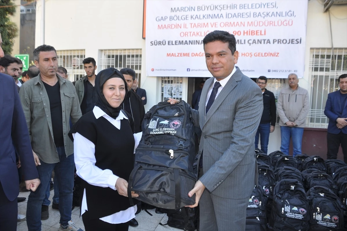 Mardin\'de çobanlara ekipman çantası desteği