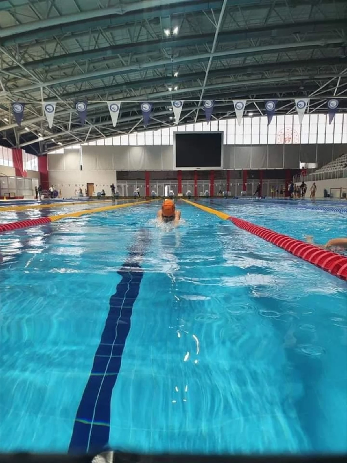 Samsun\'da 8 yaşındaki Meriç Erden yüzme yarışmasında il birincisi oldu