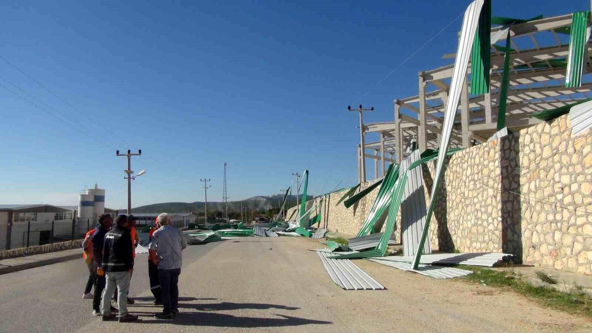 Silifke\'de şiddetli rüzgar nedeniyle fabrika çatısı uçtu