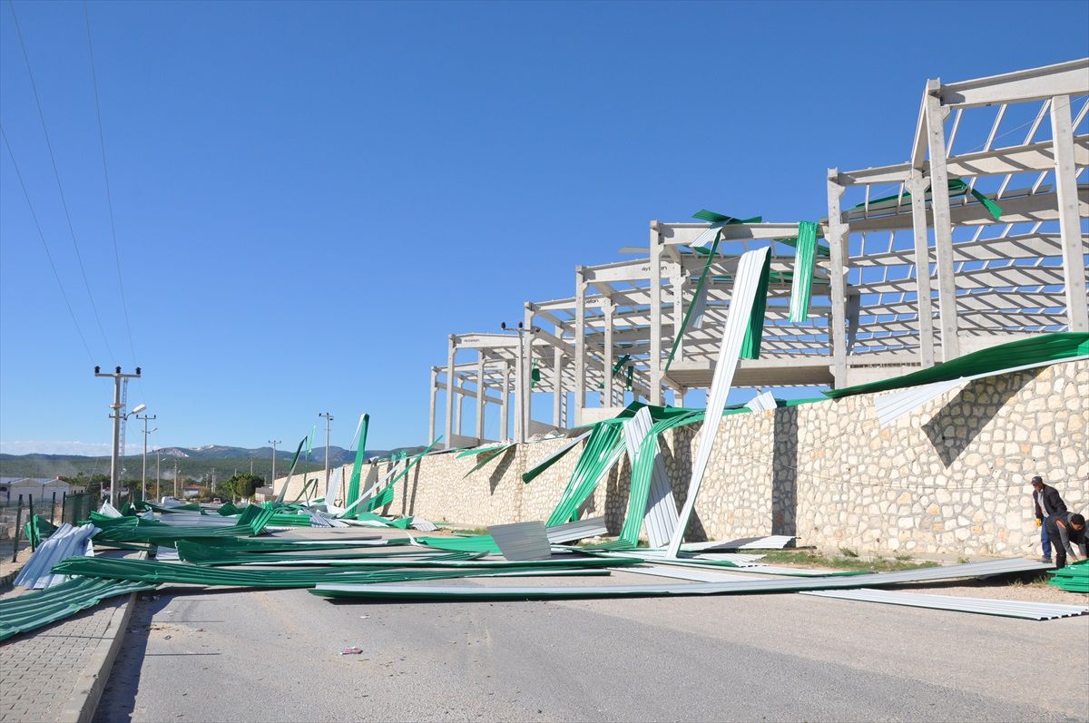 Mersin\'de şiddetli rüzgar fabrika çatısını yola uçurdu