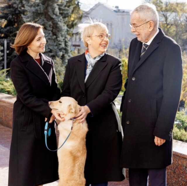 Moldova Cumhurbaşkanı Maia Sandu'nun köpeği, Avusturya Cumhurbaşkanı Alexander Van der Bellen'in parmağını ısırdı