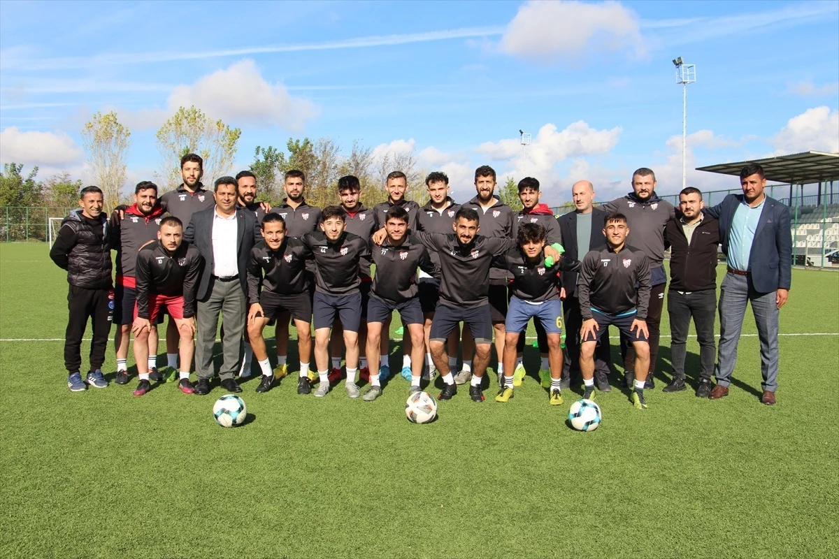 Pazar Belediye Başkanı Erdoğan Yılmaz, Pazarspor antrenmanına katılarak futbolculara moral verdi
