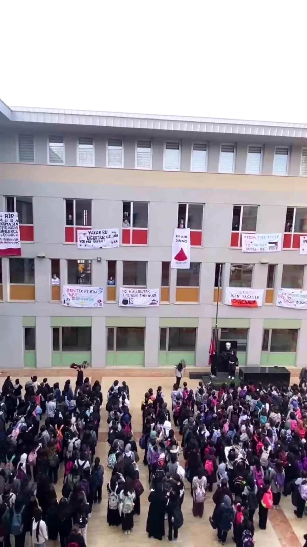 Pendik\'te liseli öğrenciler İsrail\'in katliamına karşı birlik olup ezgi söyledi