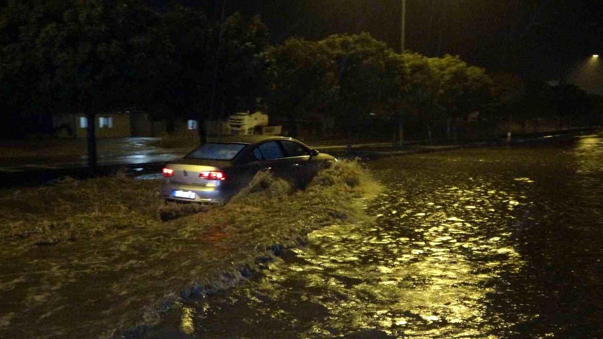 Adıyaman\'da Şiddetli Yağış Cadde ve Sokakları Göle Döndürdü
