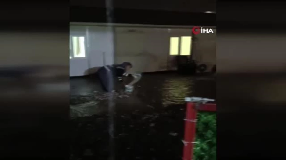 Şiddetli yağış Adıyaman\'da etkili oldu: Cadde ve sokaklar göle döndü