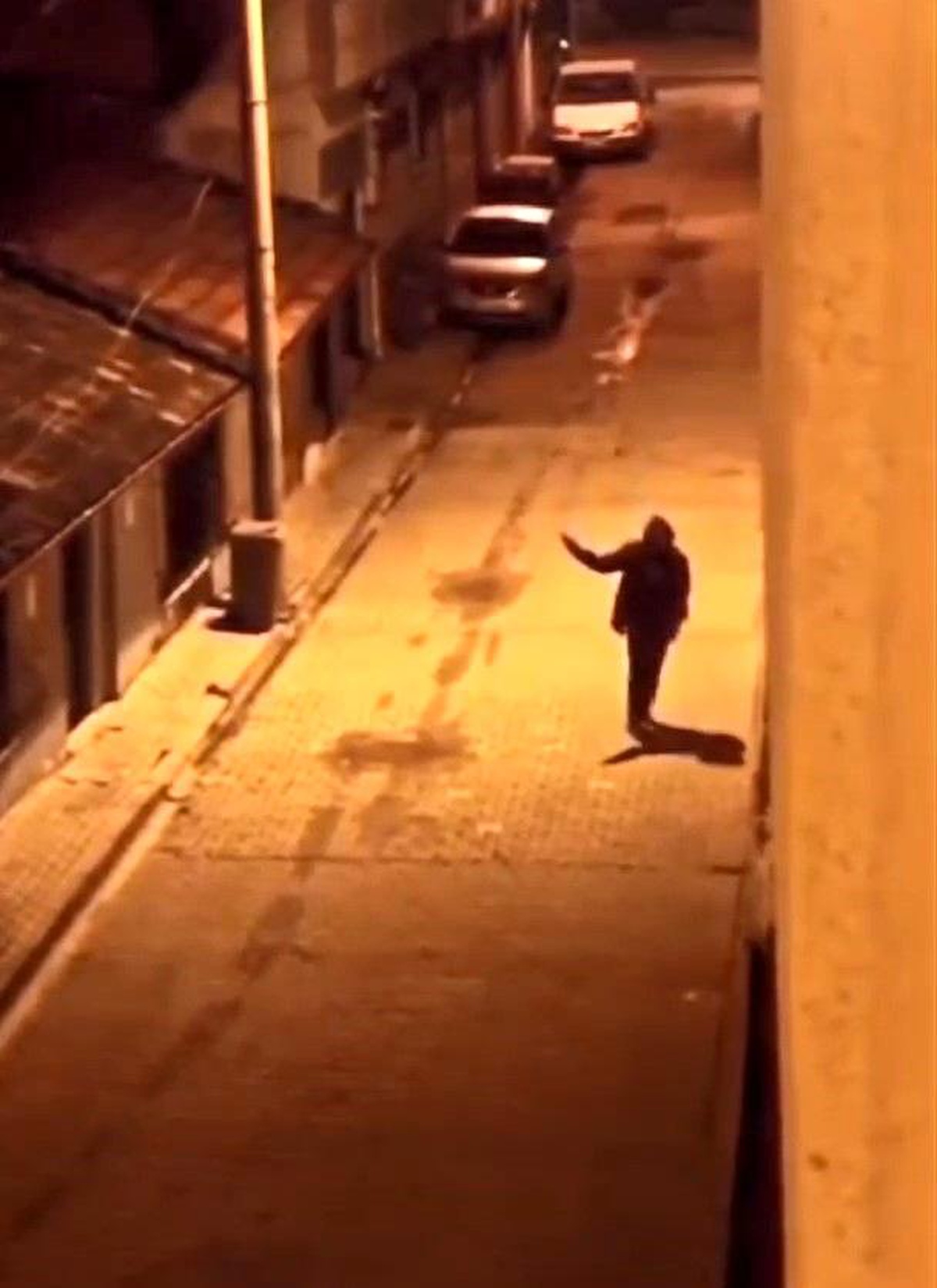 İnegöl\'de Sokakta Ateş Eden Maganda Güvenlik Kamerasına Yakalandı