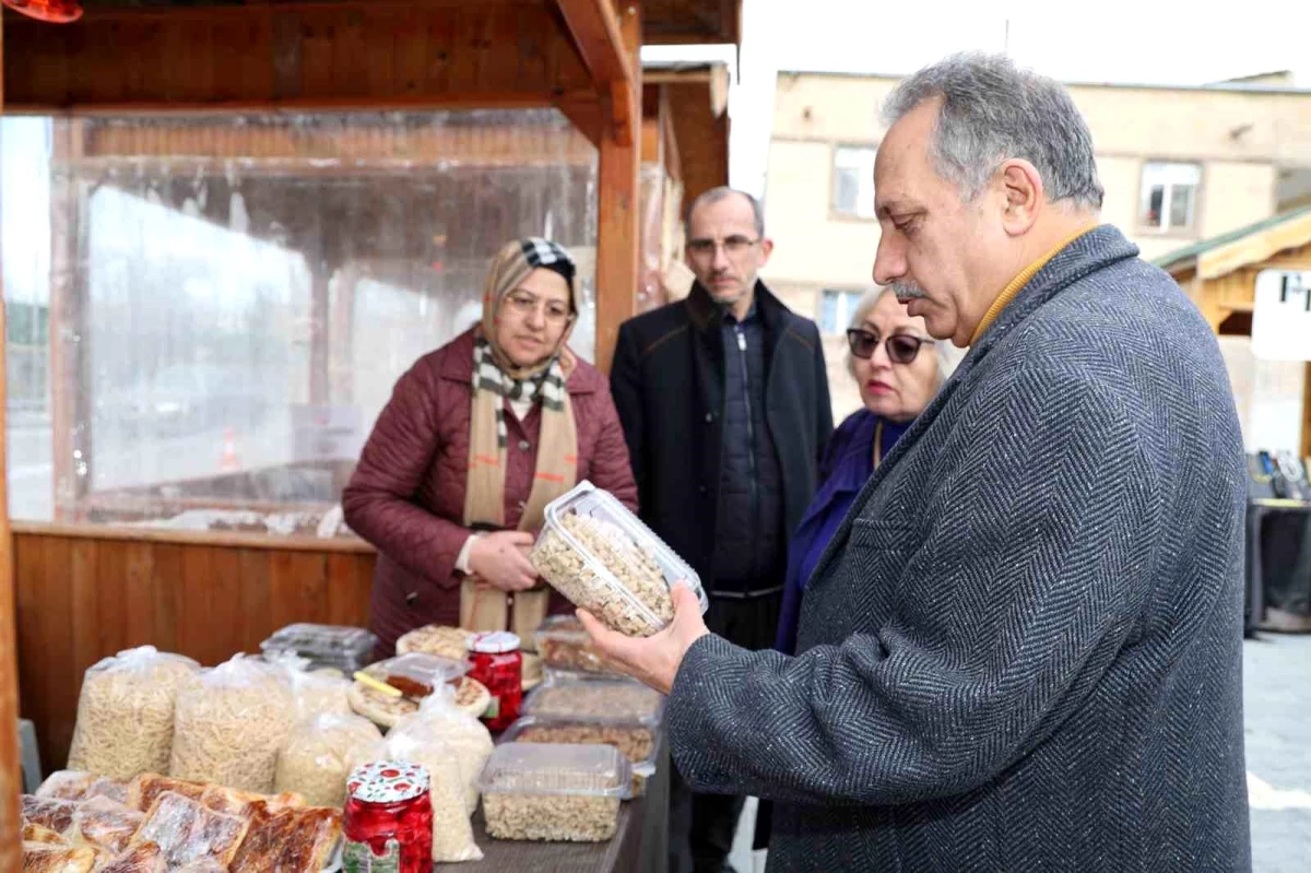 Talas Belediyesi\'nin Maharetli Eller Kadın Üretici Pazarı\'nda el emeği ürünler sergileniyor