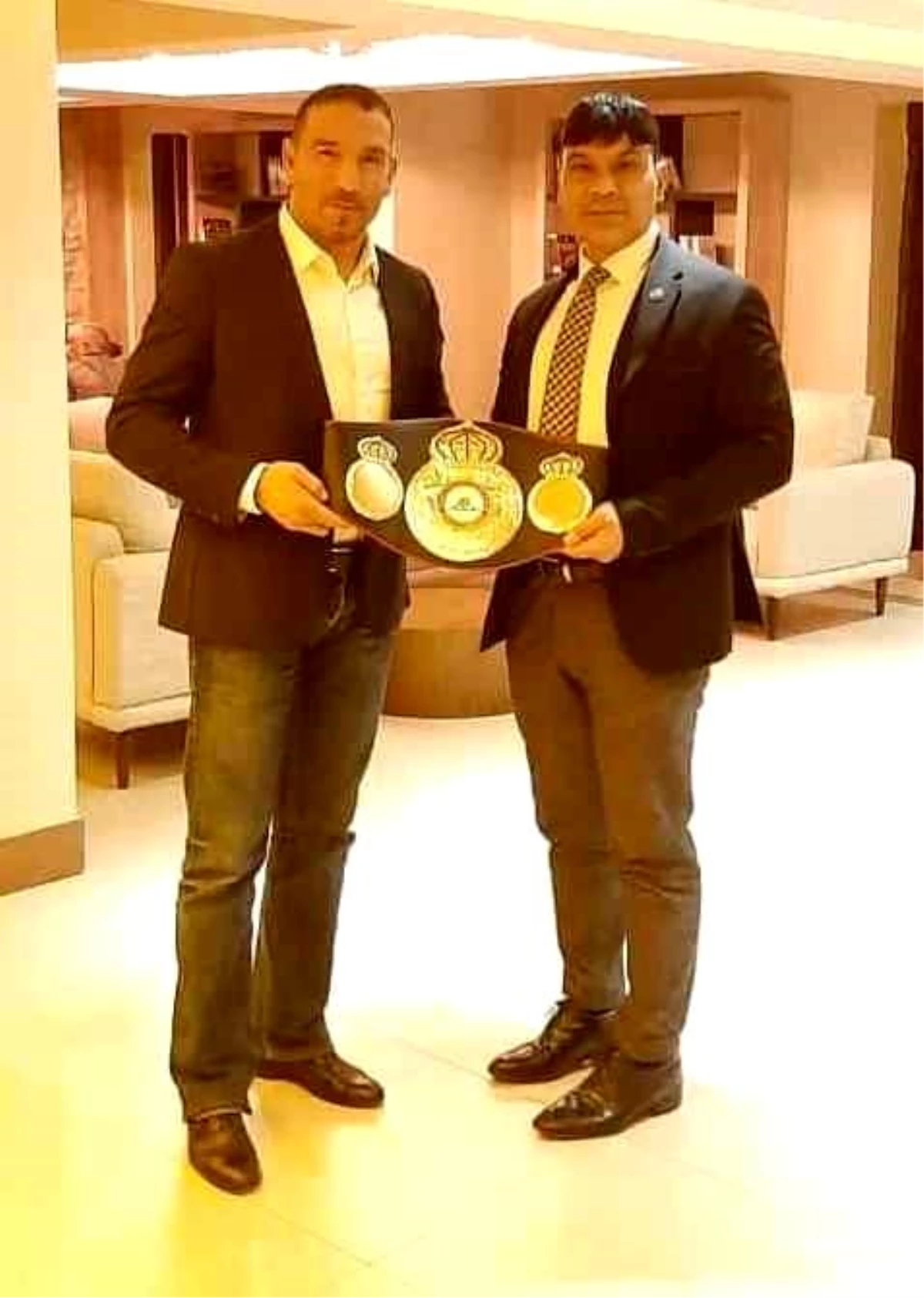 Dünya Ağır Sıklet Boks Şampiyonu Fırat Arslan Erzurum\'da Tebrik Edildi