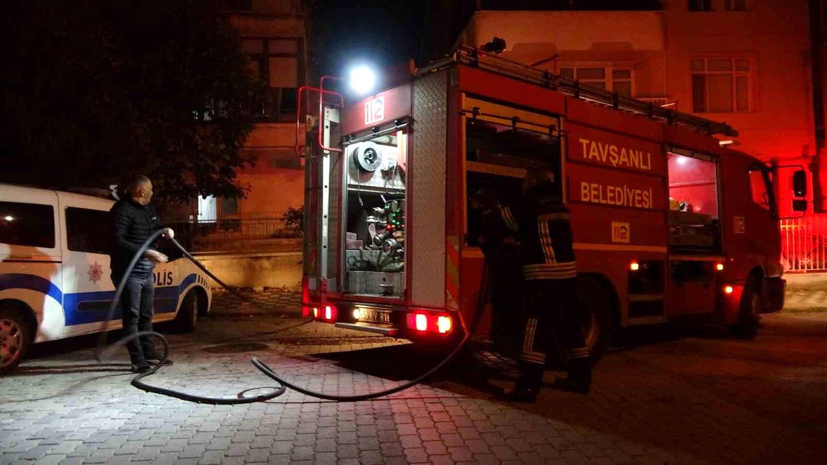 Tavşanlı\'da 3 Katlı Evde Yangın Çıktı