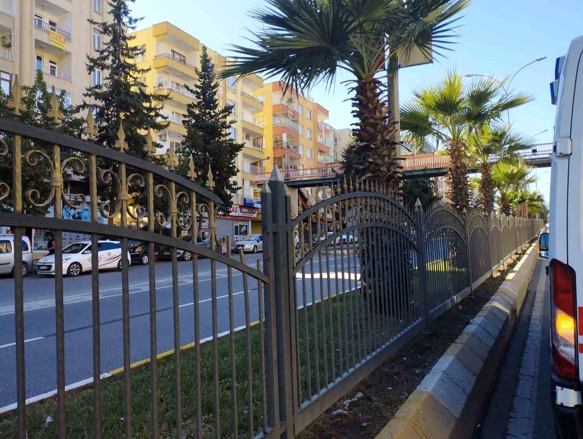 Şanlıurfa\'da Genç Korkulukta Mahsur Kaldı