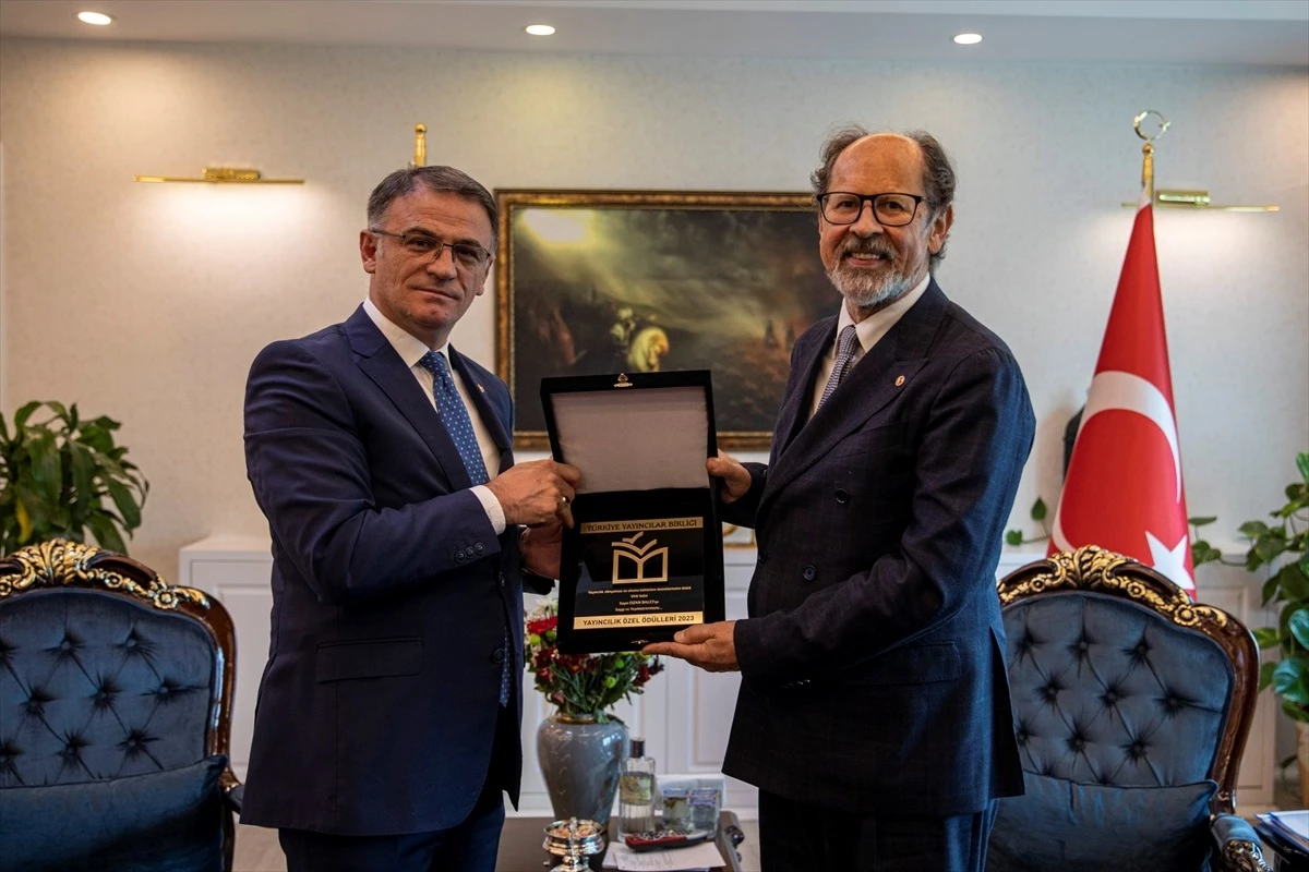 Van Valisi ve Büyükşehir Belediye Başkan Vekili Ozan Balcı\'ya Yayıncılık Özel Ödülü
