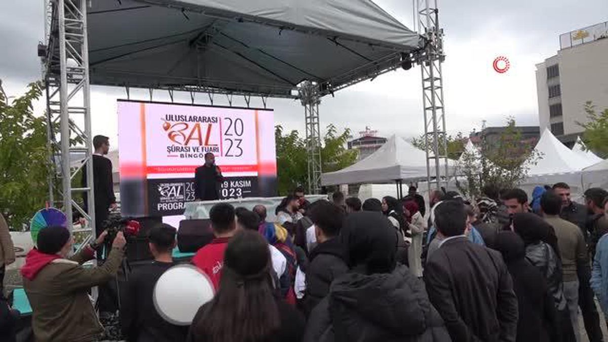 2,5 dakikada 750 gram balı yemek için yarıştılar