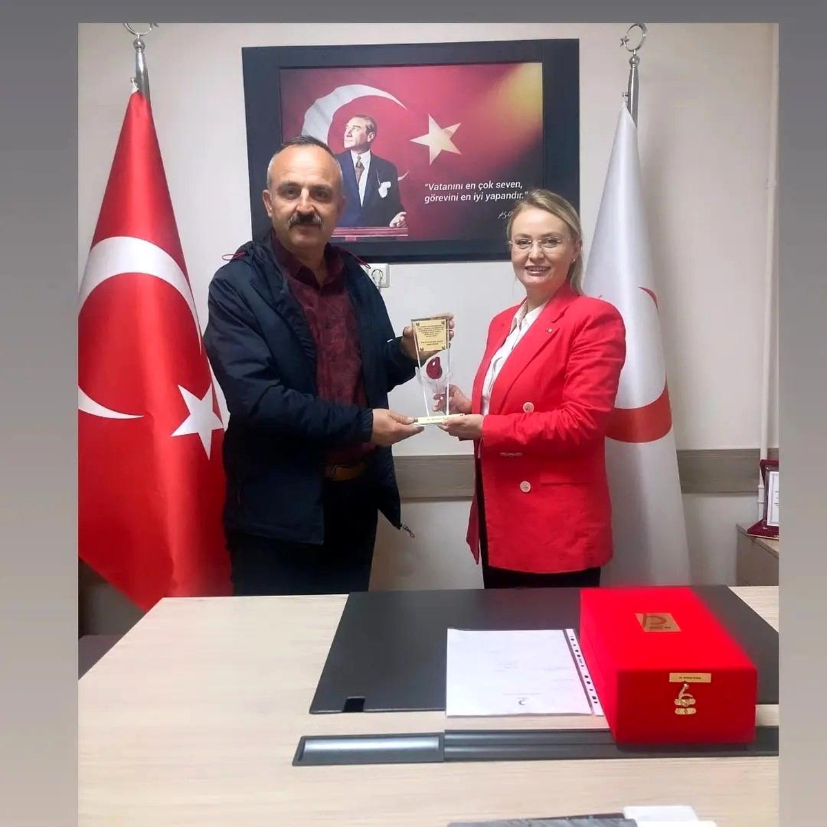 Kızılay Şubesinde 50 Kez Kan Bağışı Yapan Vatandaşa Plaket Takdim Edildi